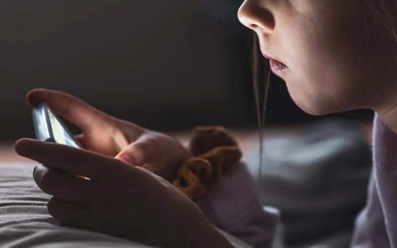 australia moves to ban social media for kids