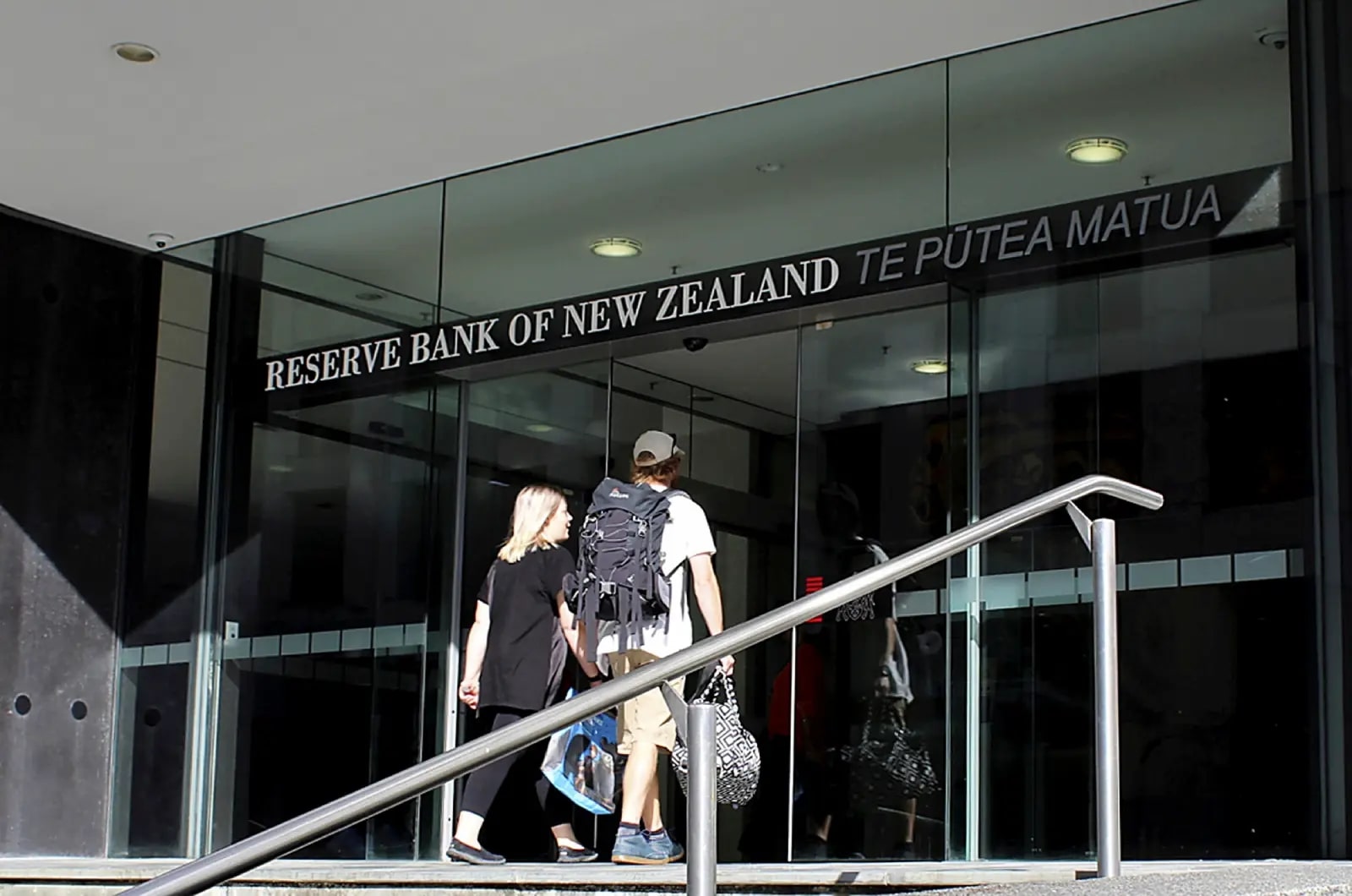 rbnz responds to slowing growth with interest rate cut