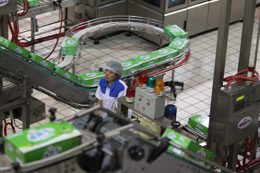 chinese manufacturers halt production, seek new markets amid us tariff surge