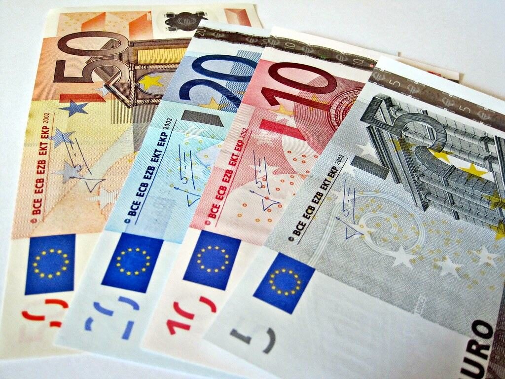 euro strengthens as dollar falls on trade, inflation concerns