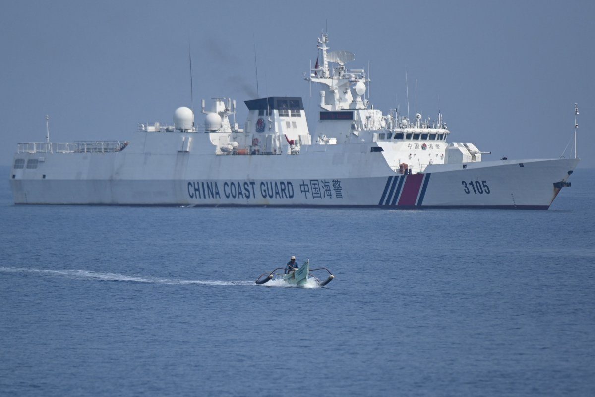 china forces us warship to retreat near disputed shoal